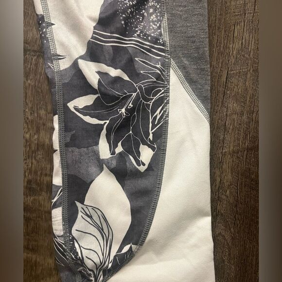 Athleta Women's Gray/White Tropical Flow Floral Chaturanga Yoga Leggings, Size M - Picture 4 of 8